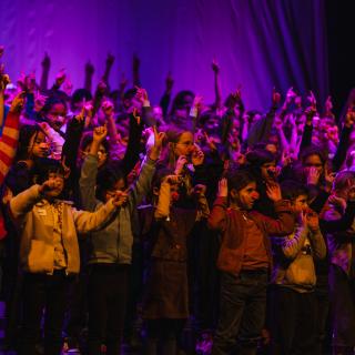 Een foto van de leerlingen muzikale vorming tijdens het optreden van Castors Ark (2024).